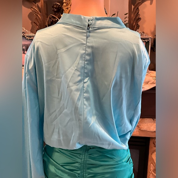 In The Style x Billie Faiers satin contrast high neck ruched skirt in blue/green - Picture 8 of 14